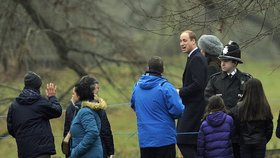 Británie si oddechla, královna po nemoci přišla na nedělní mši.