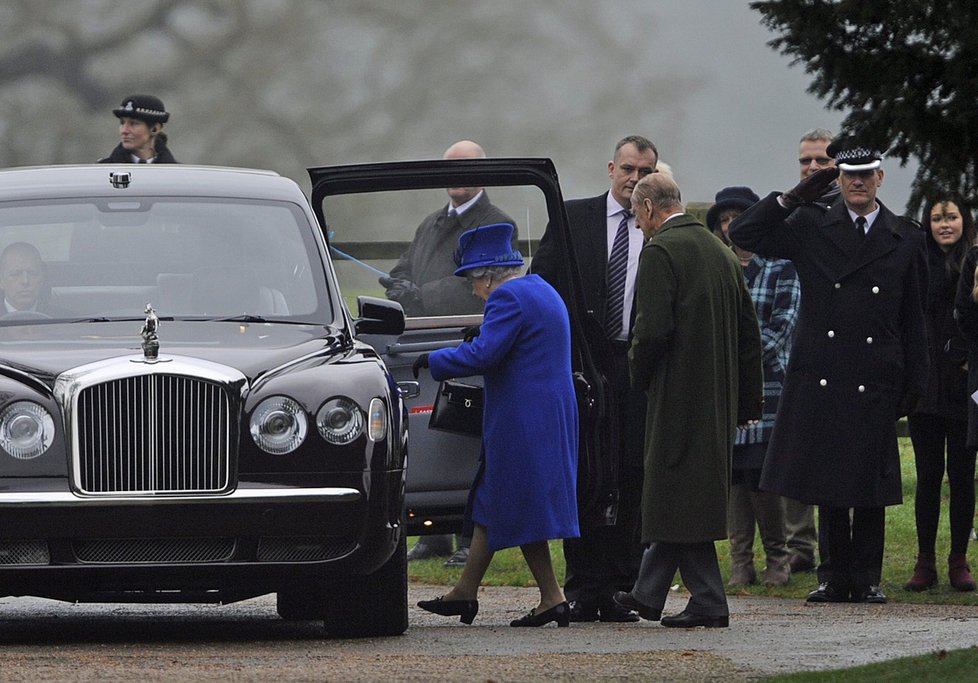 Británie si oddechla, královna po nemoci přišla na nedělní mši.