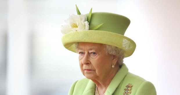 Královna Alžběta II. se stáhne z trůnu, spekulují Britové. Charles bude bez koruny