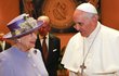 Královna Alžběta II. a papež František v roce 2014.