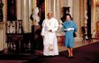 Královna Alžběta II. a papež Jan Pavel II. v roce 1981.
