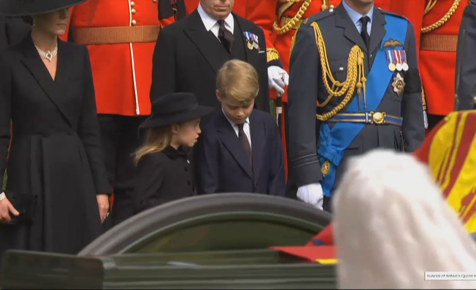 Princ George a princezna Charlotte na pohřbu své prababičky.