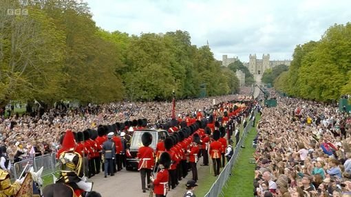 Procesí se blíží ke hradu Windsor.