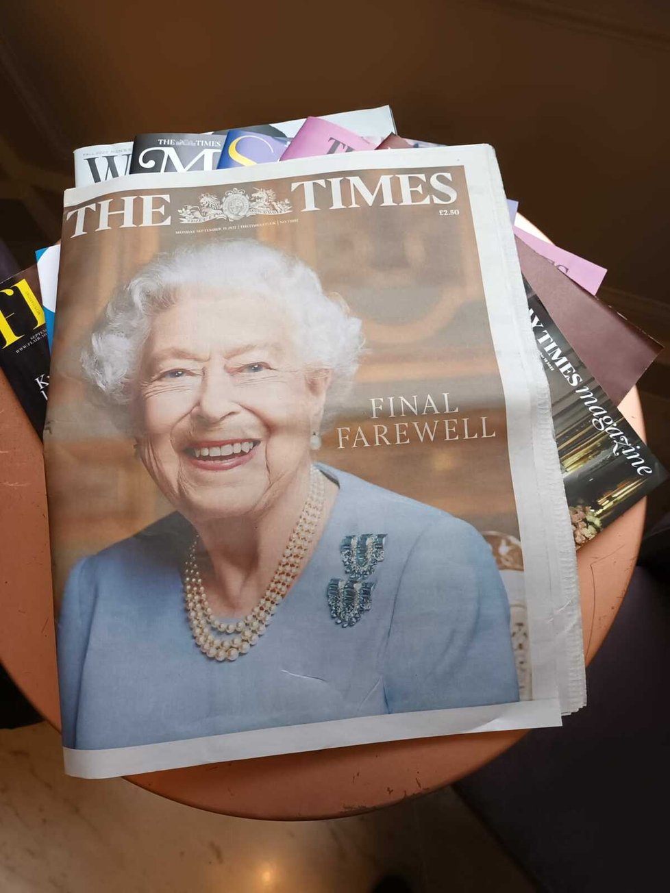Titulní stránky britských deníků zaujímá snímky královny.