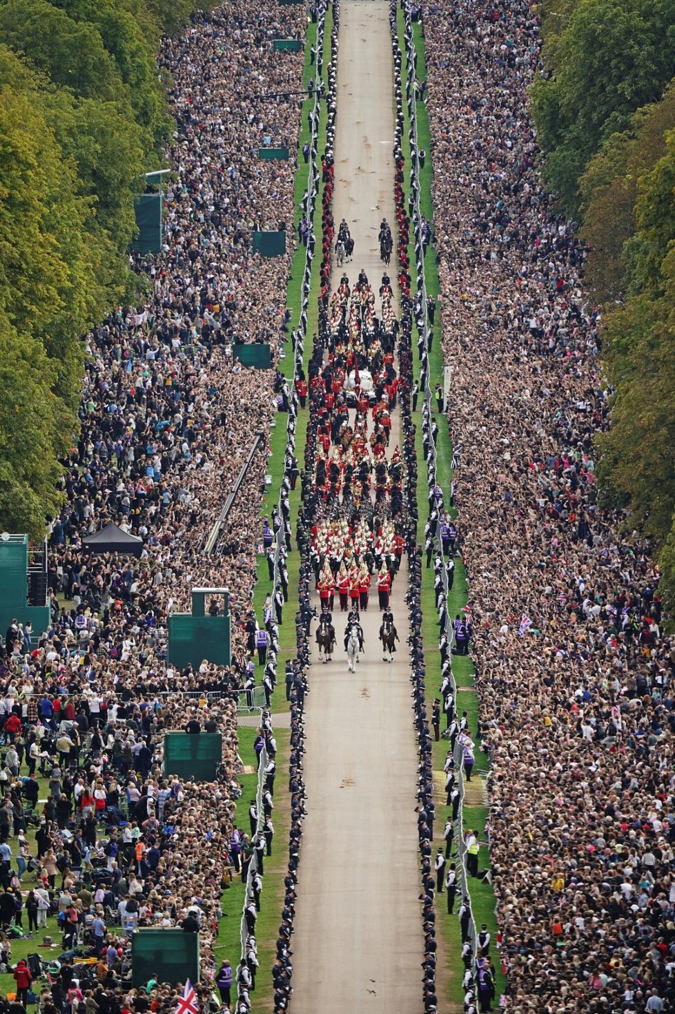 Smuteční procesí s rakví královny Alžběty II. po třídě Long Walk.