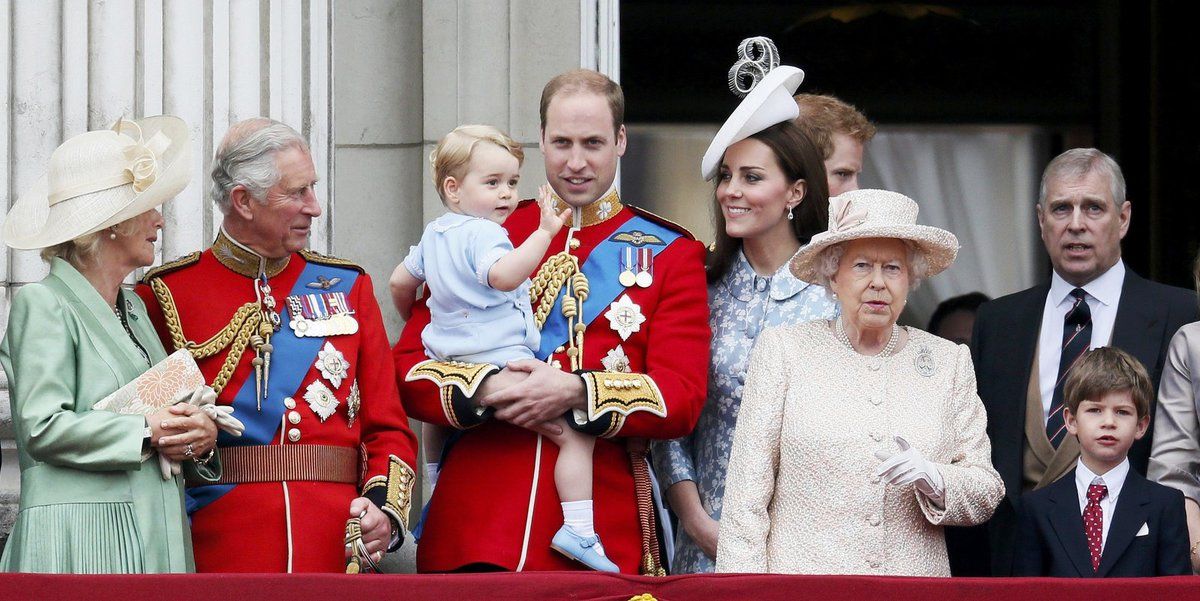 Královská rodina na balkóně Buckinghamského paláce.
