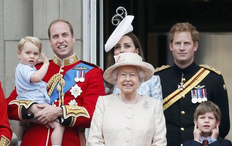 Královská rodina na balkóně Buckinghamského paláce.