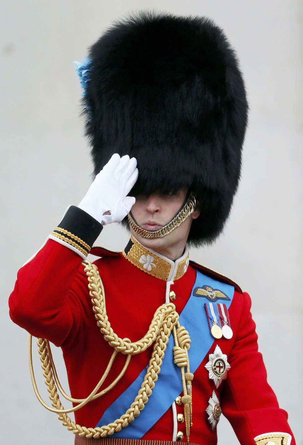 Princ William ve slavnostní uniformě.