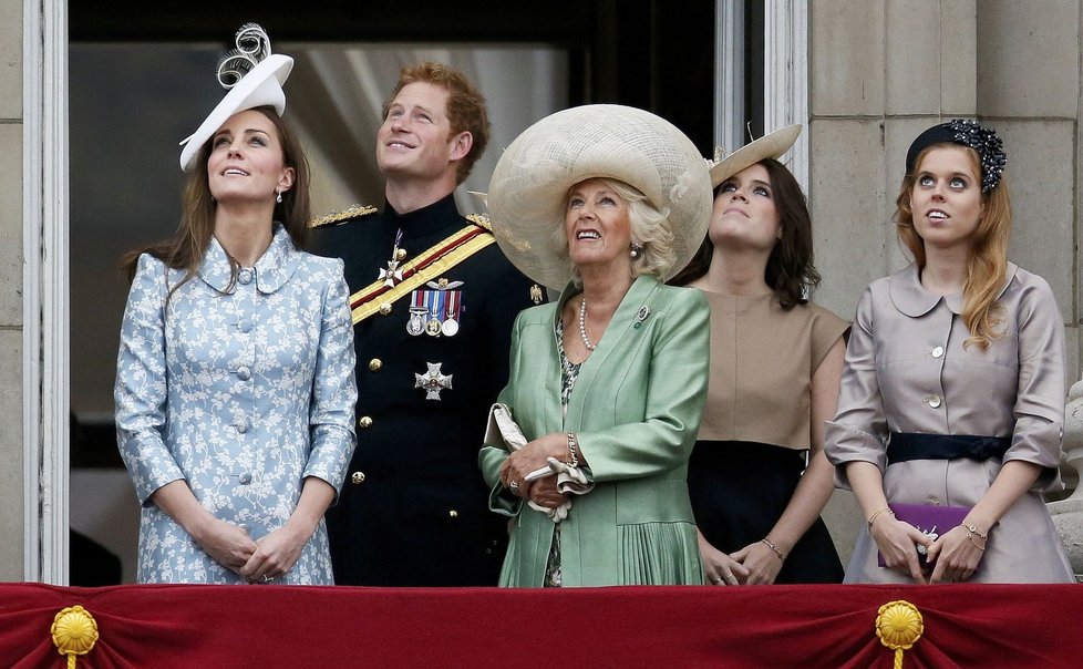 Kate, princ Harry, Camilla a princezny Eugenie a Beatrice na balkónu Buckinghamského paláce.