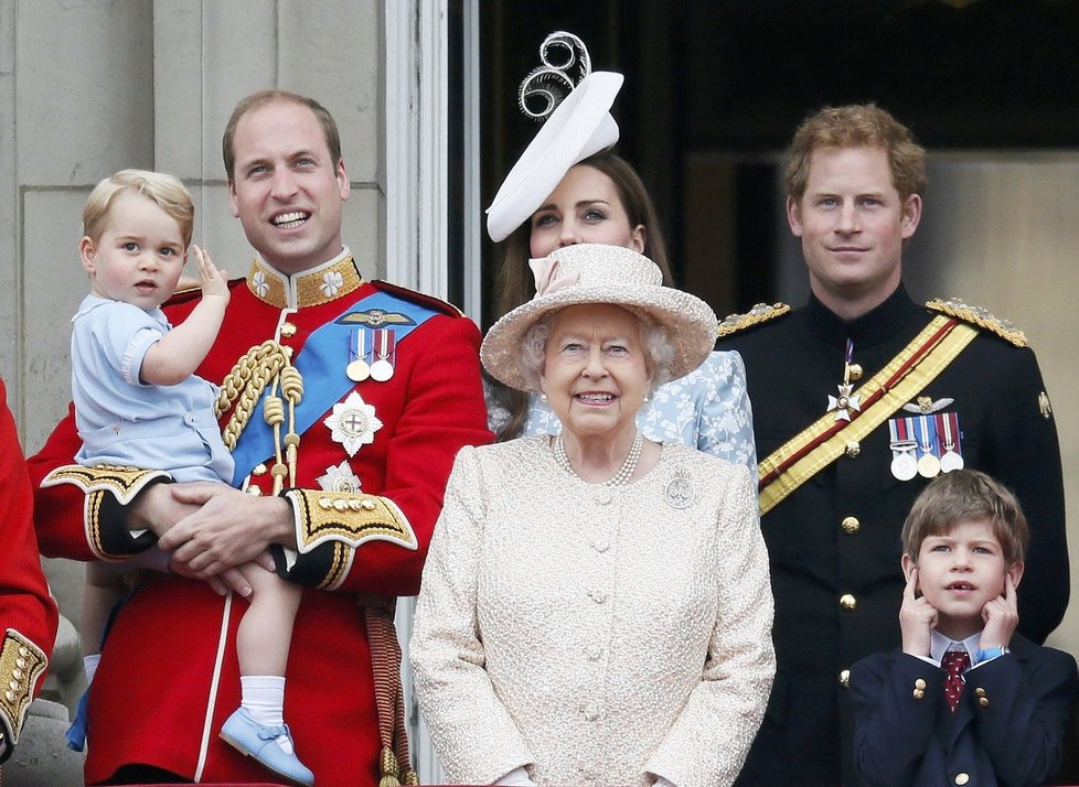 Královská rodina na balkoně Buckinghamského paláce.