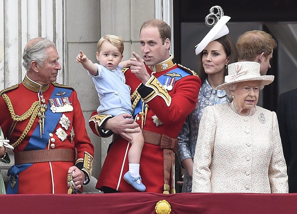 Královská rodina na balkóně Buckinghamského paláce.