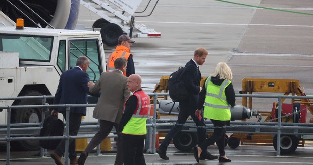 Princ Harry v Aberdeenu nastoupil do letadla.