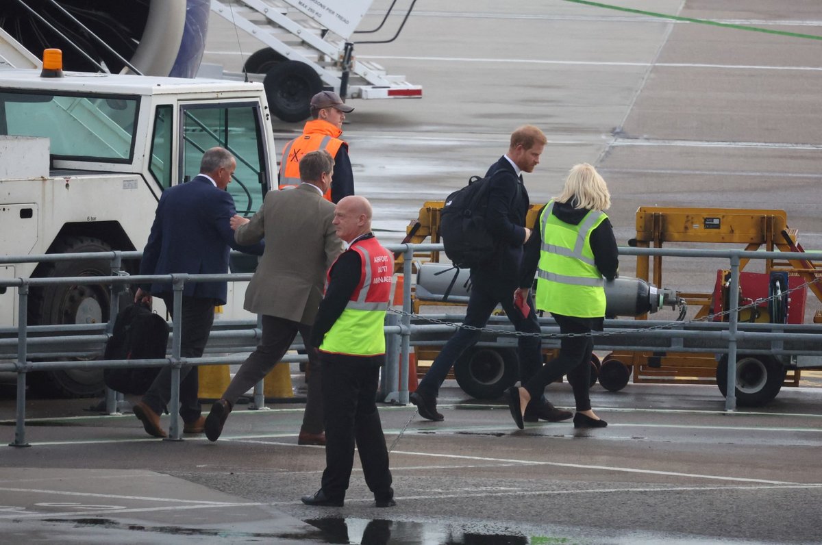 Princ Harry v Aberdeenu nastoupil do letadla.