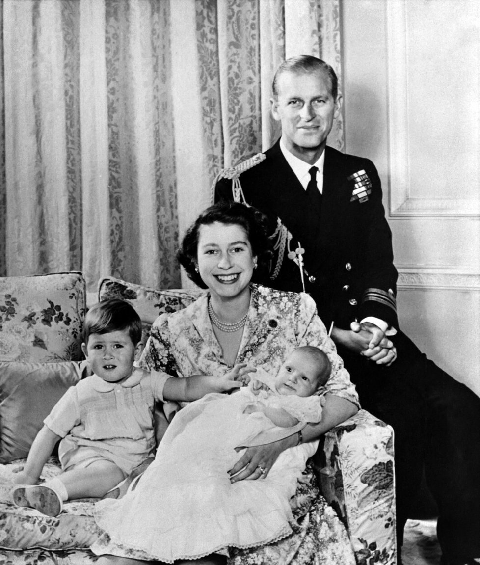 Královna Alžběta II., princ Philip, malý Charles a miminko Anne.