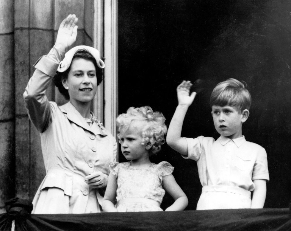 Královna Alžběta II. a malí Charles a Anne