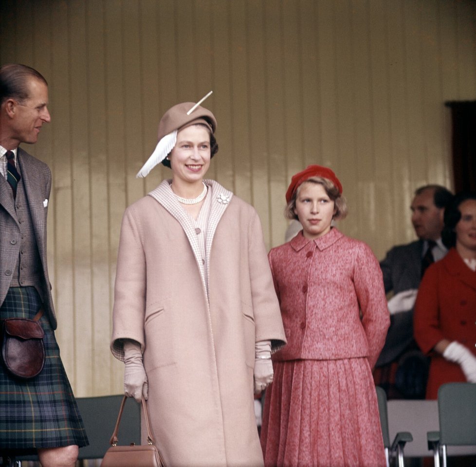 Královna Alžběta II. a princezna Anne.