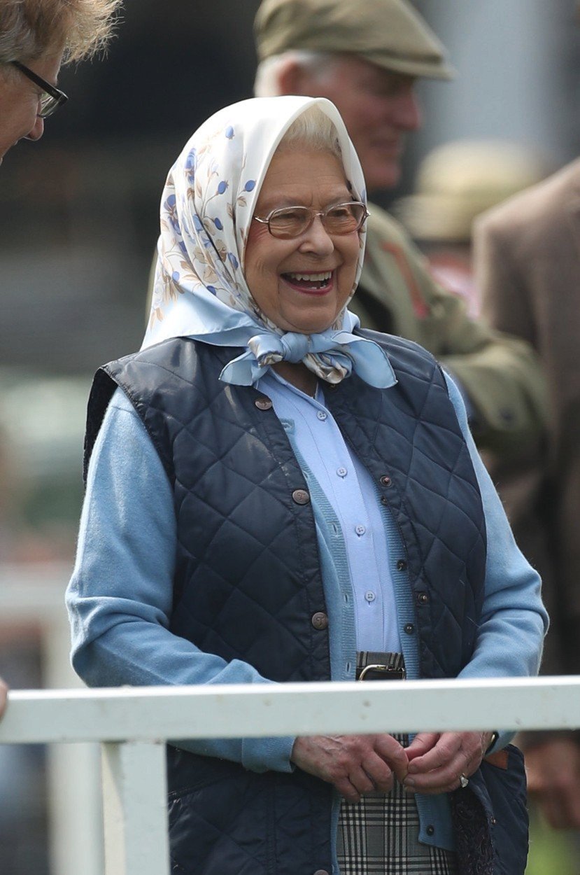 Britská královna Alžběta II. vyhrála poukaz do Teska. Měla velkou radost!