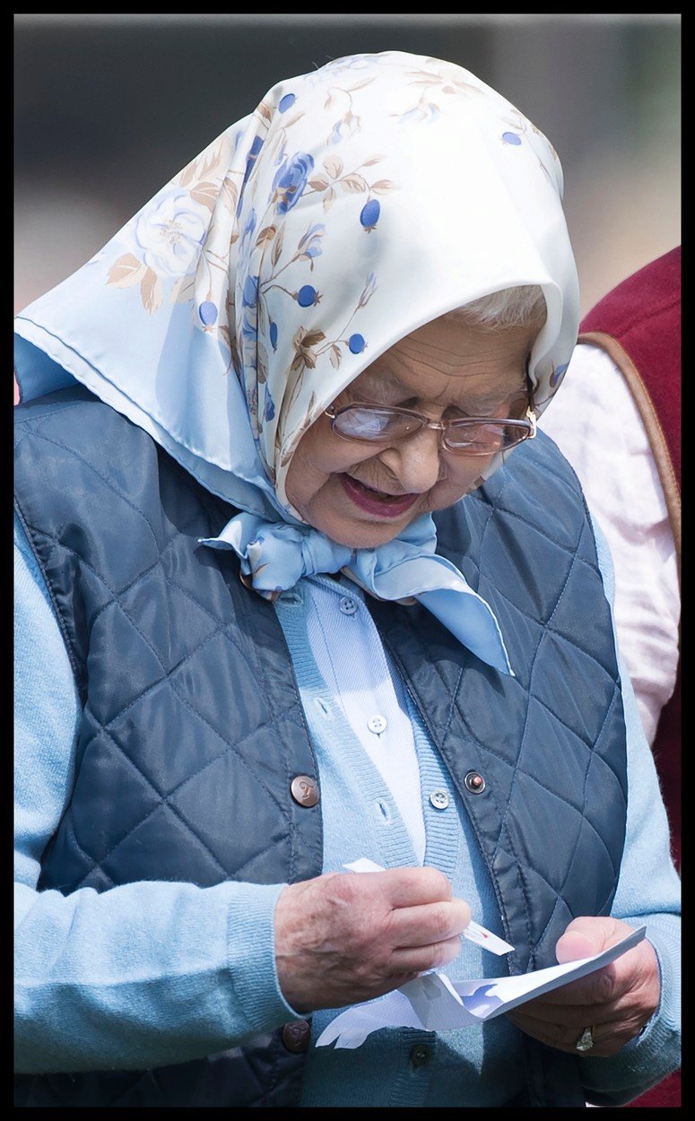 Britská královna Alžběta II. vyhrála poukaz do Teska. Měla velkou radost!