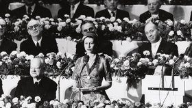 1. říjen 1957: Tato fotografie pochází z královniny návštěvy Bílého domu, kde se v roce 1957 setkala s Dwightem Eisenhowerem. Ten má na krku Britský řád za zásluhy, který dostal od Alžbětina otce.