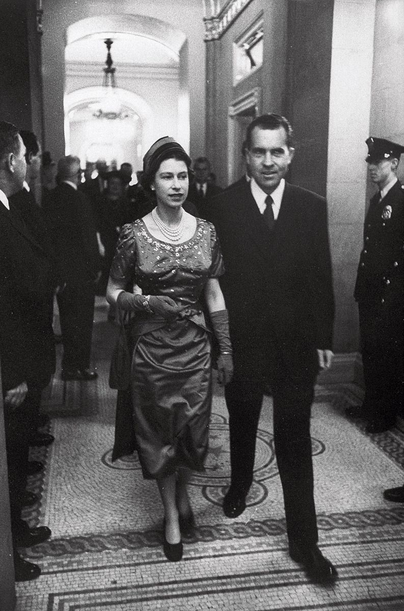 10. červen 1958: S Richardem Nixonem se Alžběta setkala ještě s coby viceprezidentem v době vlády Dwighta Eisenhowera.