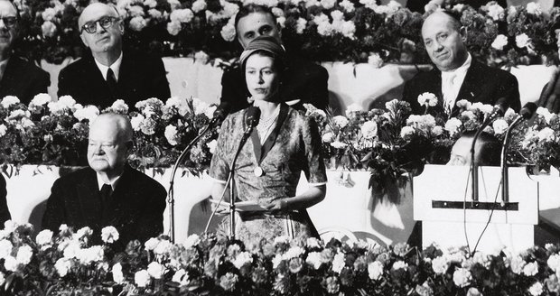 Prezidenti odcházejí...Alžběta II. zůstává! 1. říjen 1957: Tato fotografie pochází z královniny návštěvy Bílého domu, kde se v roce 1957 setkala s Dwightem Eisenhowerem. Ten má na krku Britský řád za zásluhy, který dostal od Alžbětina otce.
