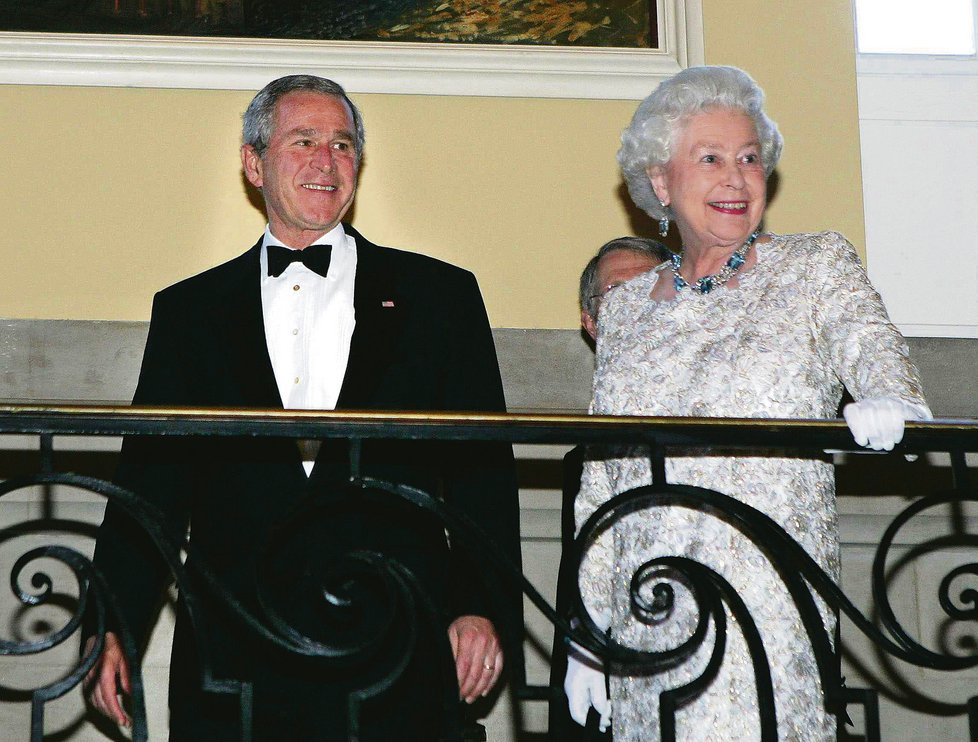 8. květen 2007: S prezidentem Georgem W. Bushem se královna setkala na koncertě houslisty Itzhaka Perlmana ve Washingtonu