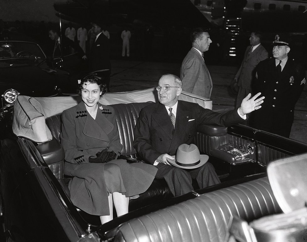 1. listopad 1951: S prezidentem Harrym Trumanem se Alžběta setkala ještě jako princezna na kanadském velvyslanectví ve Washingtonu. Tehdy už byl její otec, král Jiří VI., nemocný, a Alžběta ho proto často zastupovala.