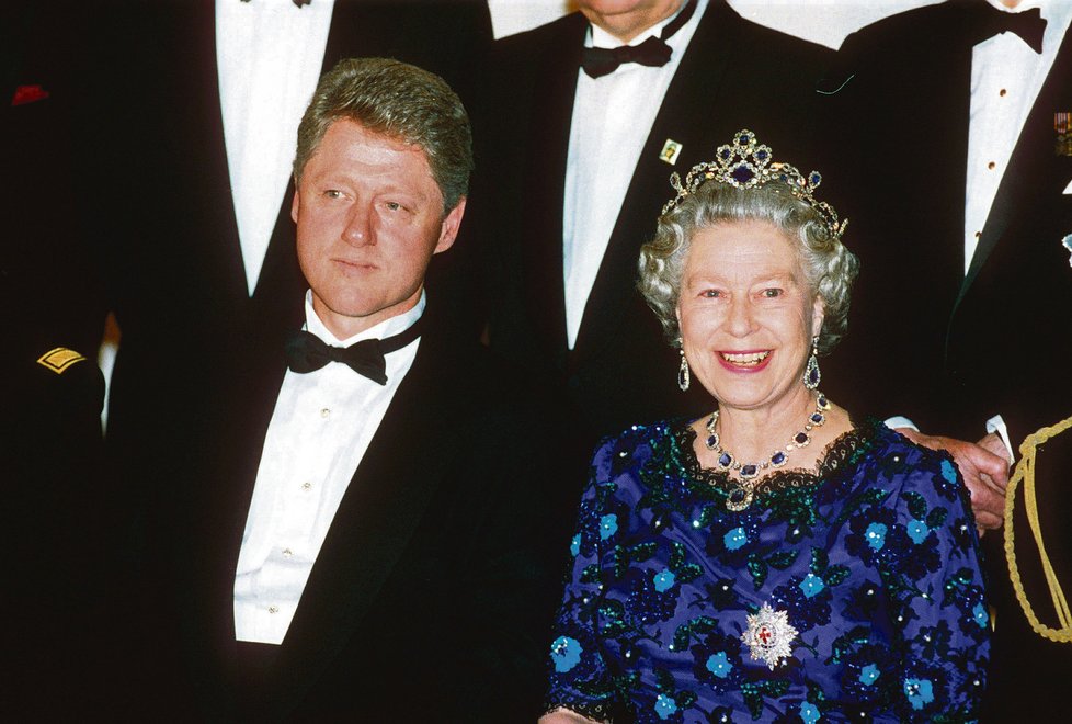 15. červen 1994: S Billem Clintonem se královna setkala při oslavách 50. výročí vylodění spojenců v Normandii