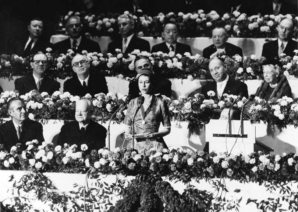 20. říjen 1957: Tato fotografie pochází z královniny návštěvy Bílého domu, kde se v roce 1957 setkala s Dwightem Eisenhowerem. Ten má na krku Britský řád za zásluhy, který dostal od Alžbětina otce.