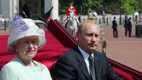 Královna Alžběta II. s Vladimirem Putinem v roce 2003.
