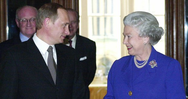Královna Alžběta II. s Vladimirem Putinem v roce 2000.