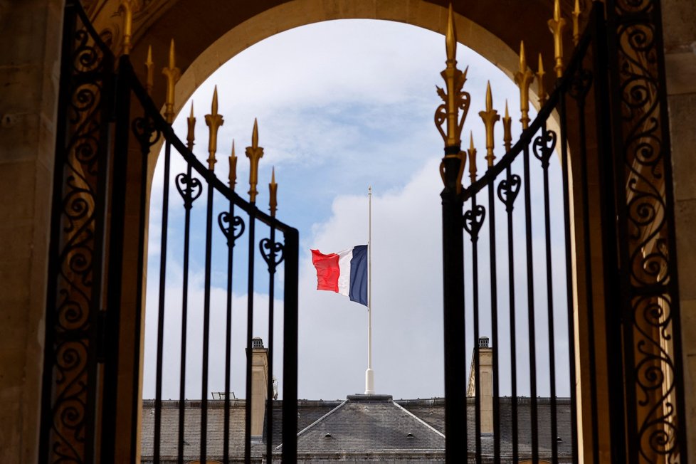 Vlajky v Paříži vlají na půl žerdi.