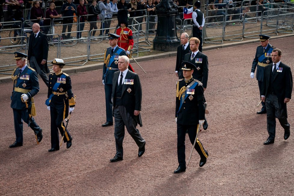 Poslední cesta královny Alžběty II. do Westminsteru – její děti a vnoučata.