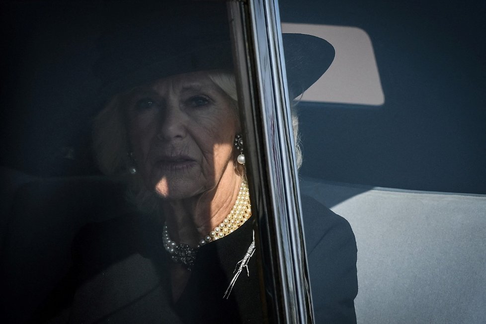 Královna Camilla opouští Westminster