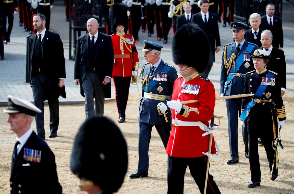 Poslední cesta královny Alžběty II. do Westminsteru – král Karel III.