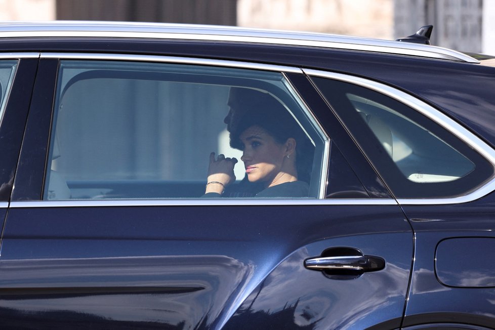 Meghan a Harry opouští Westminster.