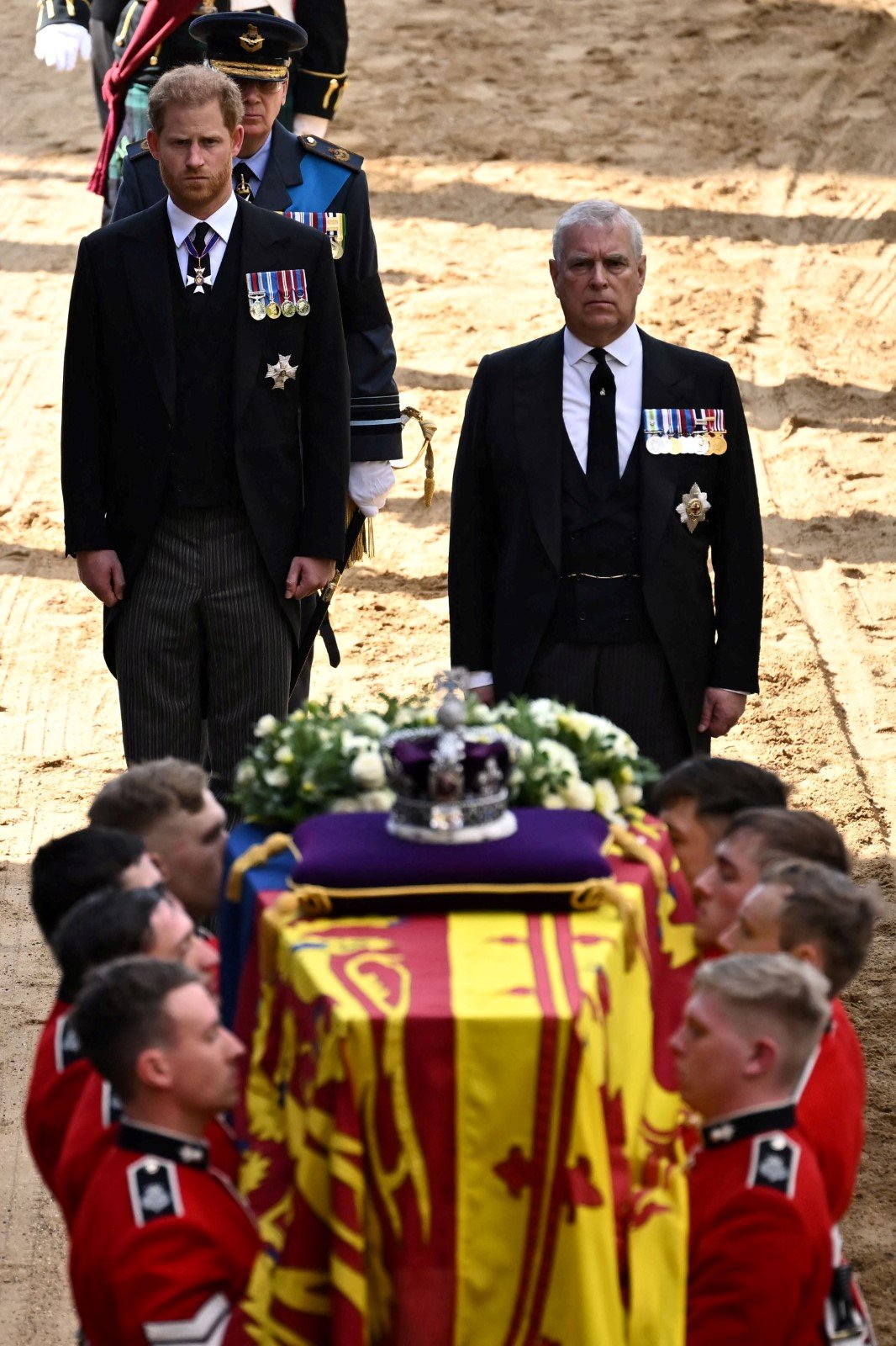 Poslední cesta královny Alžběty II. do Westminsteru – princové Andrew a Harry.