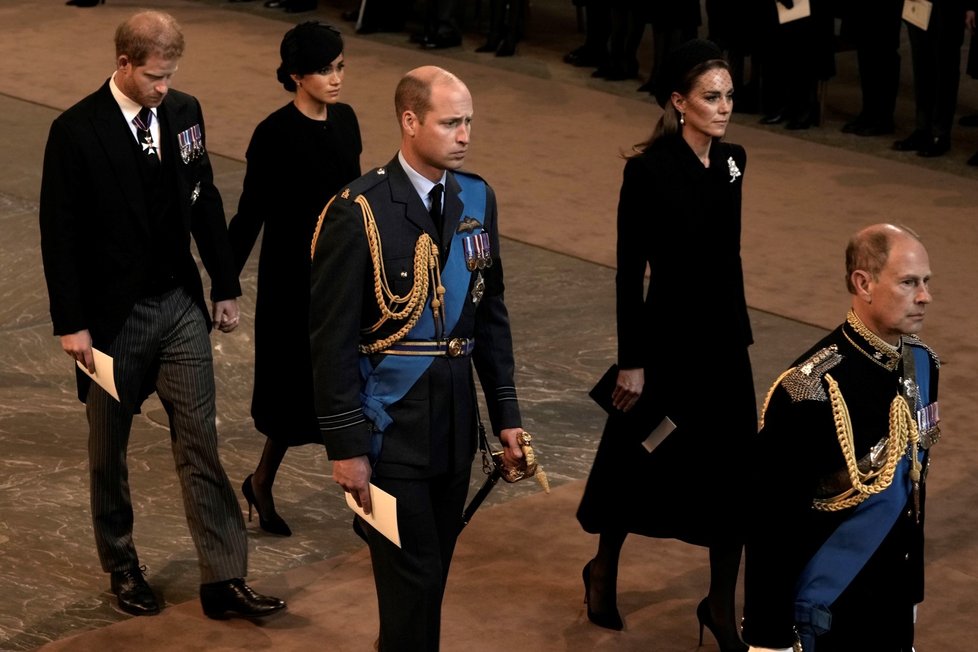 Harry a Meghan se na rozdíl od všech ostatních drželi za ruku.