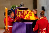 ŽIVĚ: Smuteční průvod doprovodil ostatky Alžběty II.: Rakvi se lidé klaní ve Westminsteru!