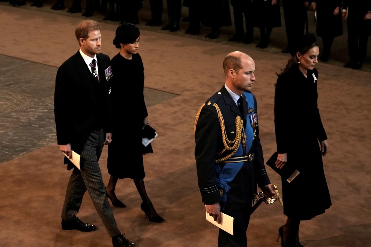 Harry a Meghan se na rozdíl od ostatních drželi za ruku.