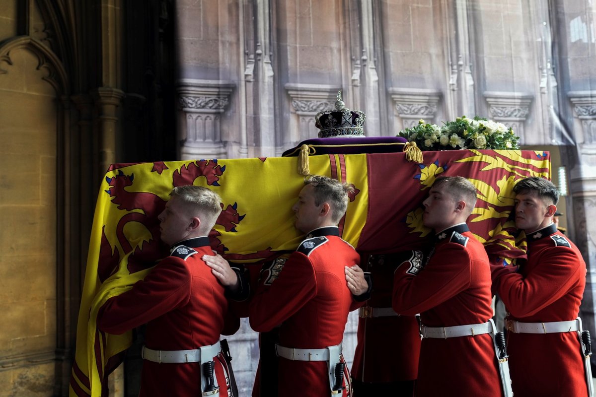 Vojáci nesou rakev do Westminsterského paláce.