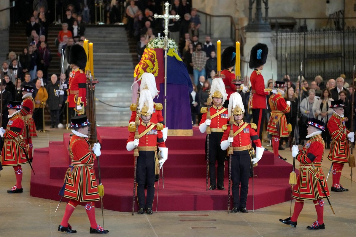 Rakev s královnou Alžbětou II. ve Westminsterském paláci.