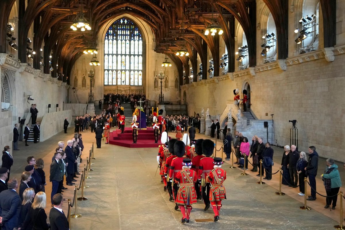 Rakev s královnou Alžbětou II. ve Westminsterském paláci.