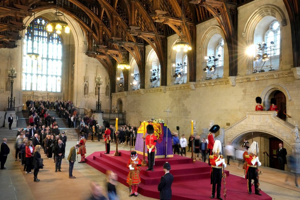 Rakev s královnou Alžbětou II. ve Westminsterském paláci.