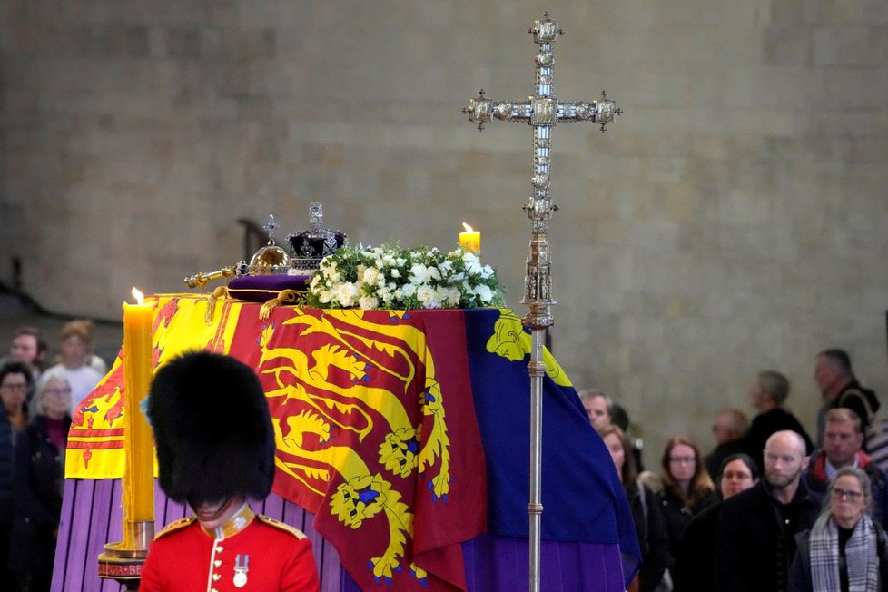 Rakev s královnou Alžbětou II. ve Westminsterském paláci.