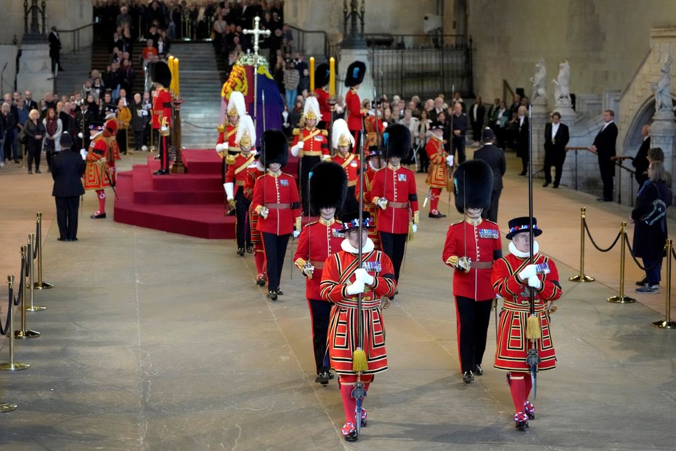 Rakev s královnou Alžbětou II. ve Westminsterském paláci