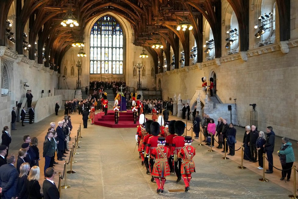 Rakev s královnou Alžbětou II. ve Westminsterském paláci