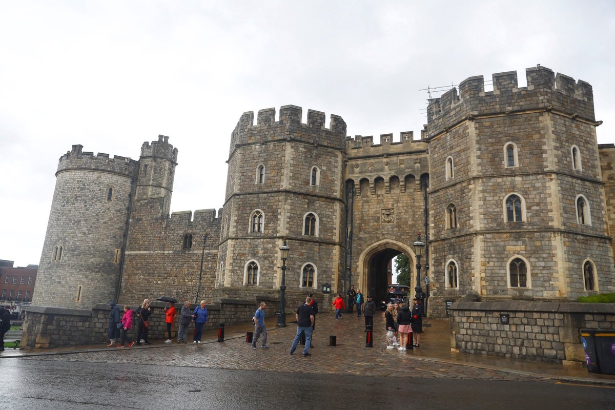Lidé přicházejí i k hradu Windsor.
