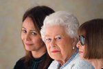 Královna Alžběta II. navštívila londýnský týden módy. Seděla vedle Anny Wintour.