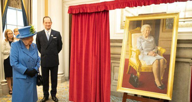 Královna Alžběta II. obdivuje svůj obraz, na kterém je zvěčněna i se svou slavnou kabelkou